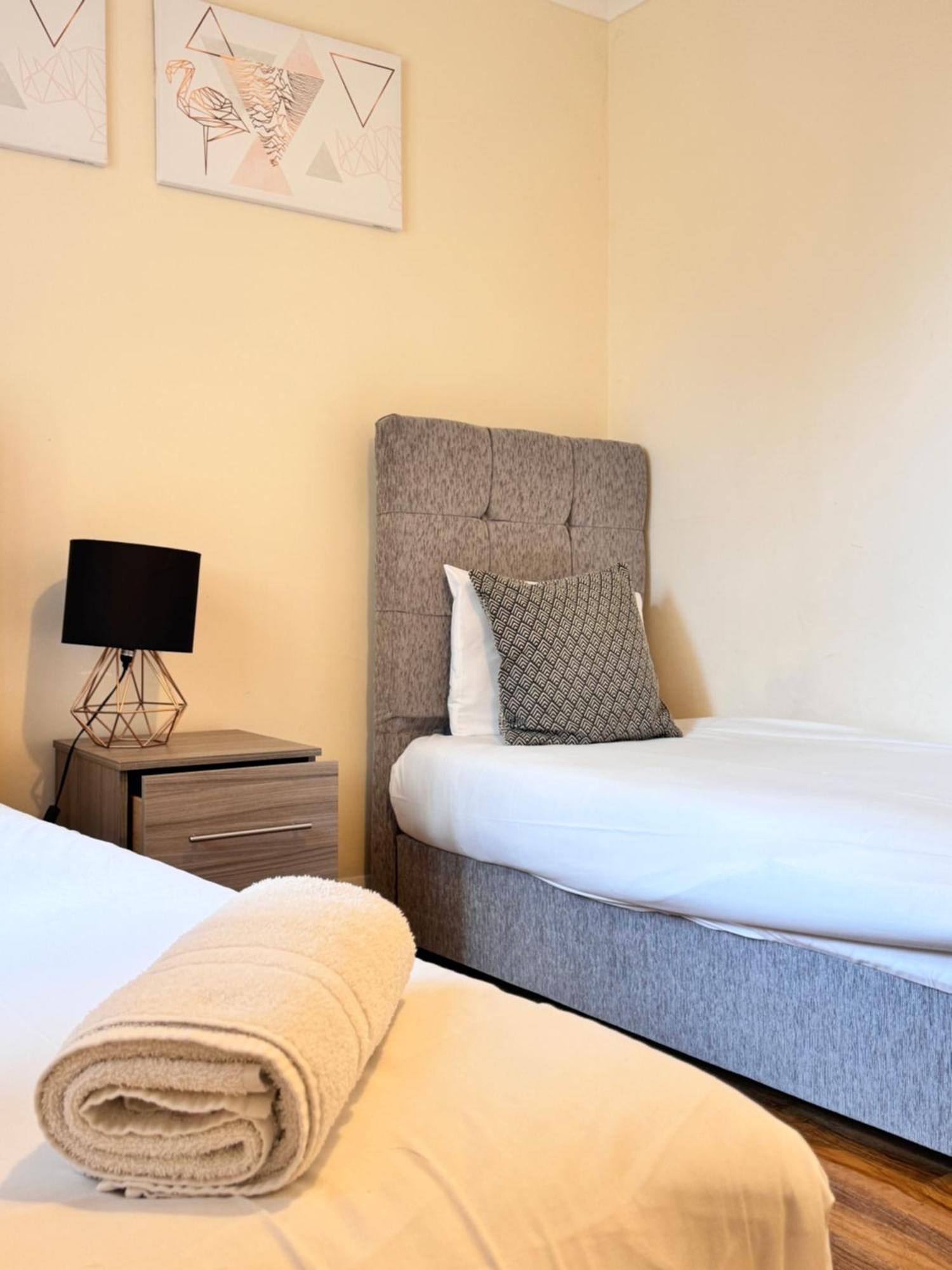 Comfort Heathrow Stay 5 Mins To The Terminal Stanwell Zewnętrze zdjęcie